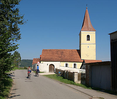 Altmühlradweg:  Kirche in Ilbling