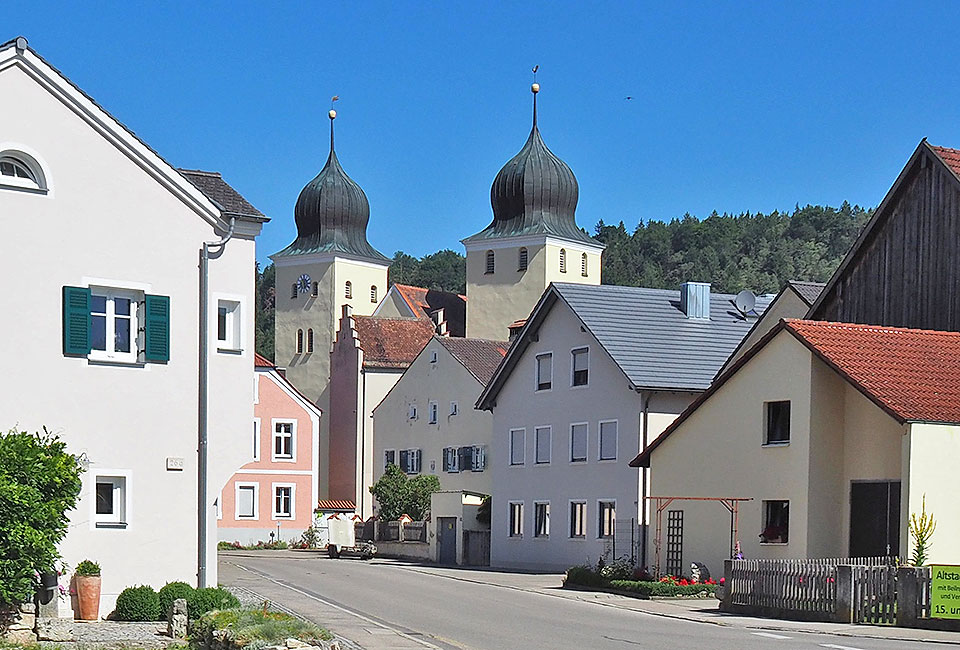 Ortsmitte mit Wehrkirche in Kottingwörth: