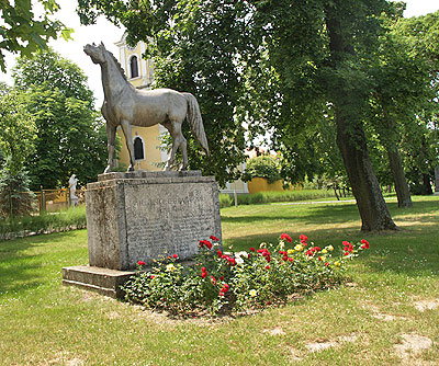 Ein Pferdenkmal schmückt einen Park in Bablona