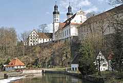 Blick hinauf zum Kloster Obermarchtal