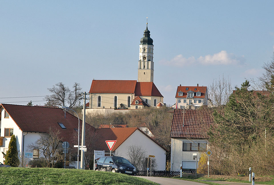 Blick auf die Kirche von Öpfingen