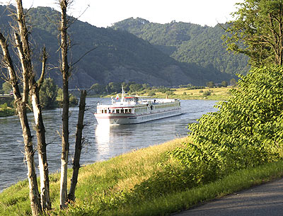 Felsw&auml;nde begrenzen die Elbe