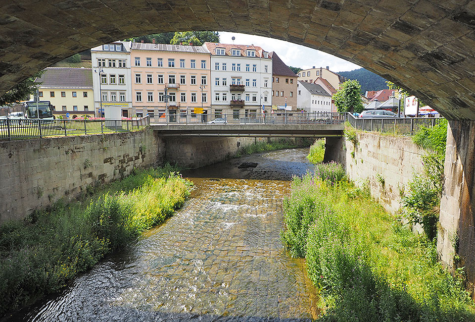 Stadt Königstein liegt hinter dem Bahndamm