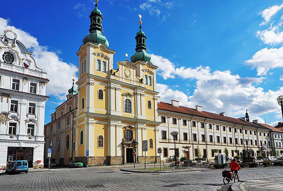 Blick auf die Kirche Maria-Himmelfahrt in Hradec Kralove
