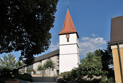 Alt und Neu bei der Kirche in Weinberg