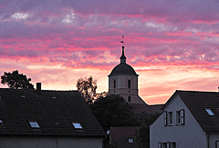 Sonnenuntergang mit Kirche