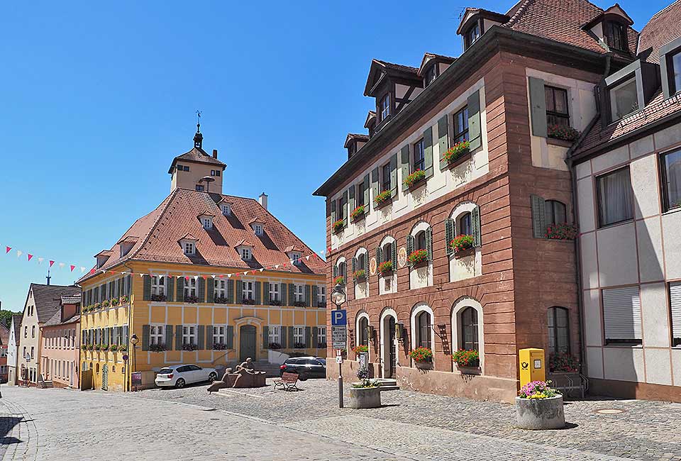 Historische Hauptstraße mit Rentamt und Rathaus