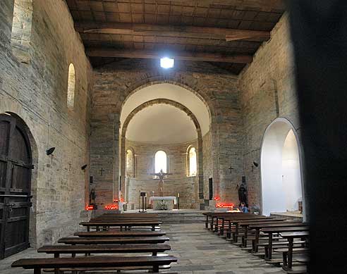 Im Innern der romanischen Iglesia Santiago