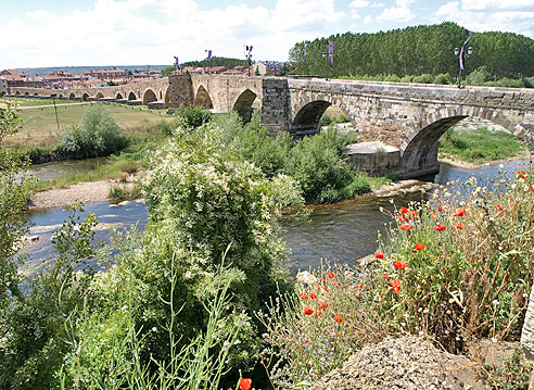 Die historische Brücke über den Orbigo