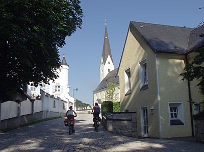 Bodensee-K&ouml;nigseeradweg: Bei der Kirche in Bernau