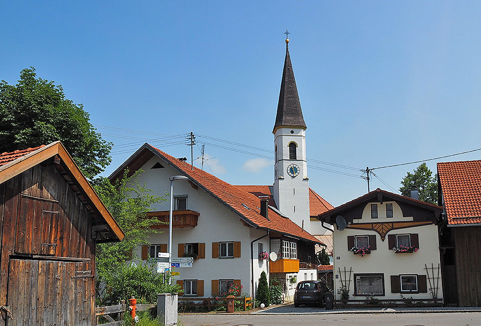 Ortsmitte und Kirche in Trauchgau