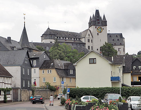 

Das Schloss überragt die Stadt