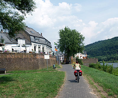 Vorbei an Pfalzel