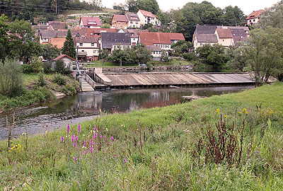 Das Neckarwehr in Fischingen