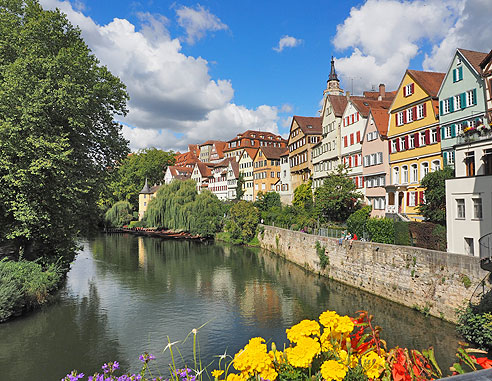 Neckar mit Hölderlinturm in Tübingen