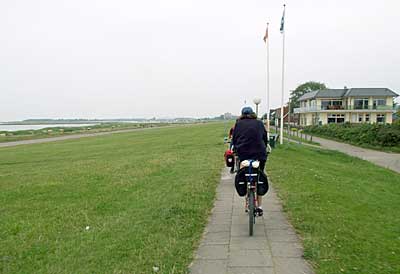 Ostseeküstenradweg: Radweg auf dem Hochwasserdamm