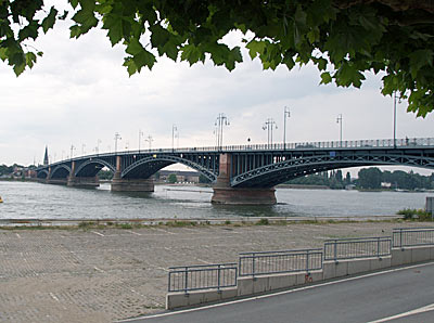 Radweg an der Rheinbrücke