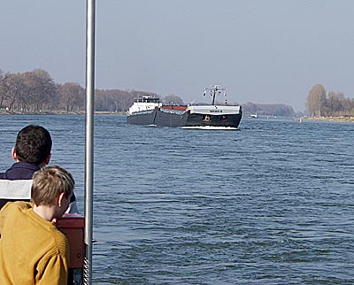 Rheinradweg: Schiffsverkehr
