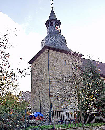 Wehrhafte Steinkirche in Leonbronn