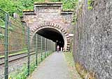 Radweg durch ein aktives Eisenbahntunnel an der Kyll