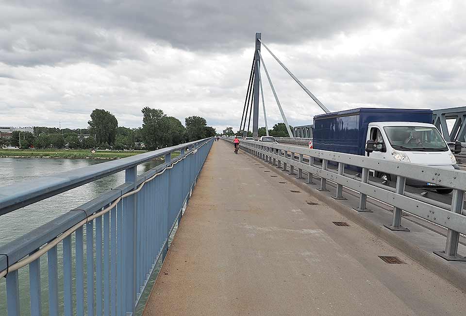 Große Rheinbrücke der B10 in Karlsruhe