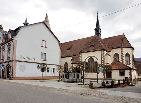 Rathaus und Kirche in Geisingen