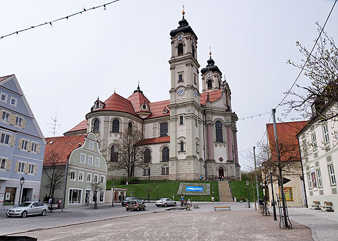 Die mächtige Basilika der ehemaligen Reichsabtei dominiert den Marktplatz