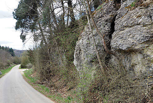 Radweg an Felsen entlang