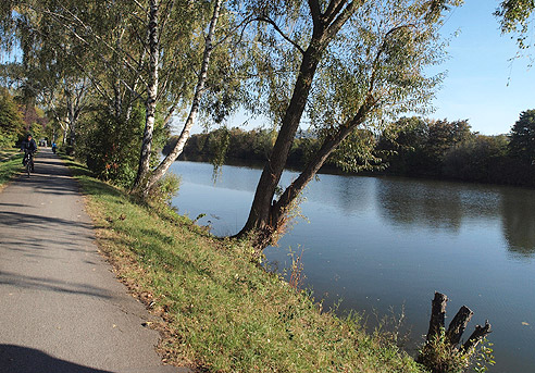 Ein schöner Radweg am Fluss führt nun bis Esslingen