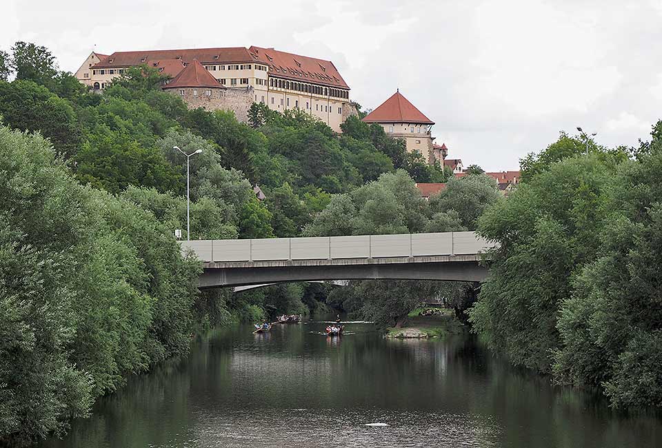 Das Schloss in Tübingen überragt den Neckar