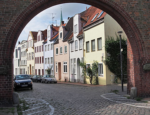 Blick durchs Tor in Lübeck