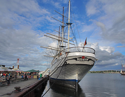 Das Segelschulschiff Gorch Fock im Hafen von Stralsund