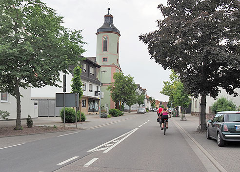 Radrundtour von St. Leon entlang von Spargelfeldern und Seen nach Speyer und zurück