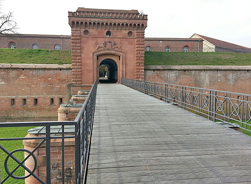 Gut erhaltene Festungsanlagen und Tore in der Festungsstadt Germersheim 