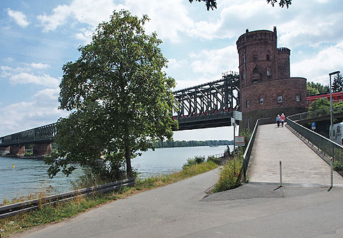 Am Rheinradweg - Brücke zur anderen Seite