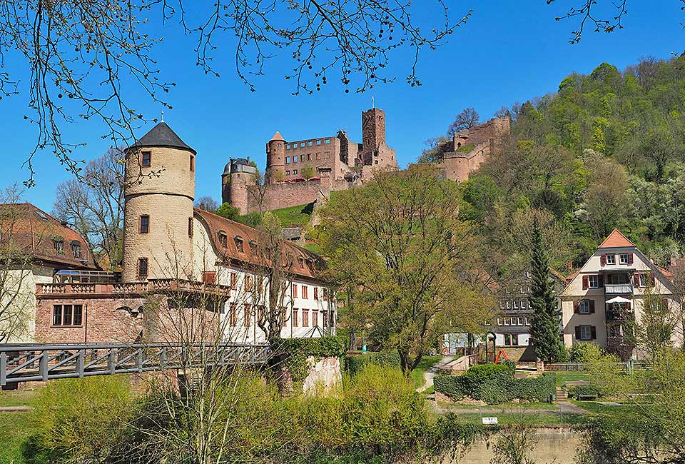 Die Stadt Wertheim hat ein historisches Zentrum und eine mächtige Burgruine