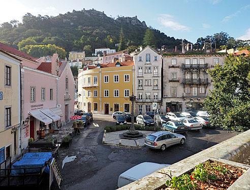 Historische Stadtmitte von Sintra mit Blick auf die Berge