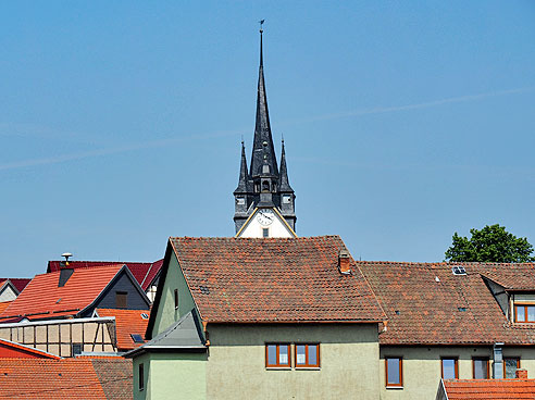 
Spitzer Kirchturm in Schwallungen