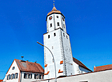 Schiefer Kirchturm in Munningen