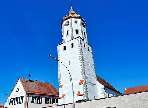 Schiefer Kirchturm in Munningen