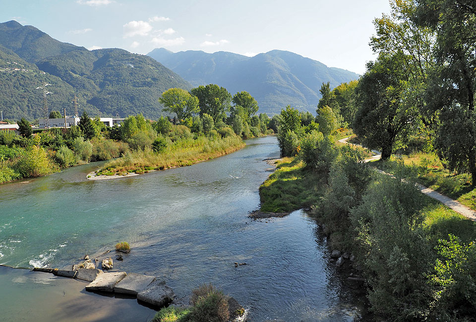 Der Fluss Oglio speist den Lago Iseo aus den Alpe