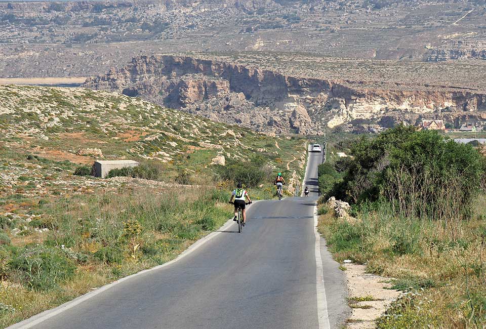 Eine Radtour auf den kleinen einspurigen Straßen wird durch die markante Landschaft zum besonderen Erlebnis