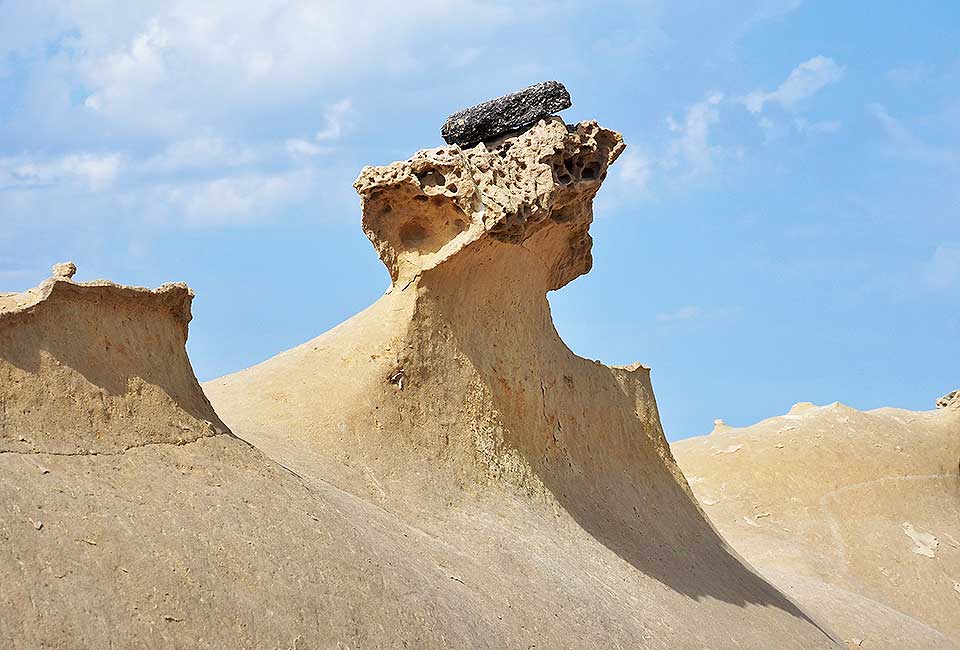 Von Wasser und Wind geformte Felsen in Valletta