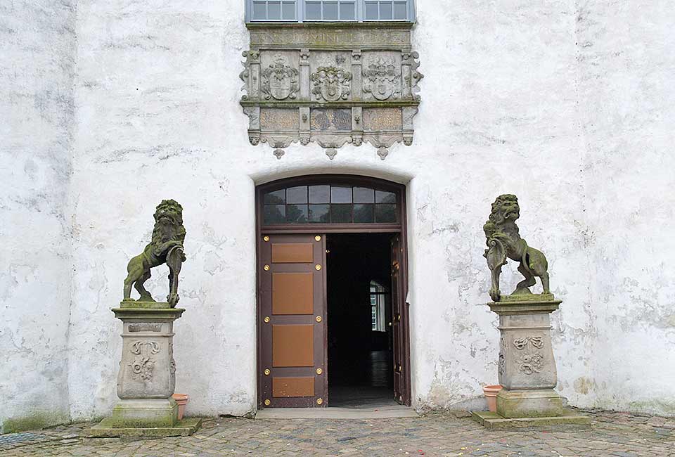 Eingang zum Wasserschloss Glücksburg