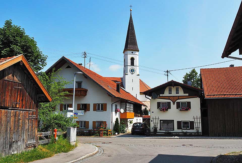 Ortsmitte und Kirche in Trauchgau