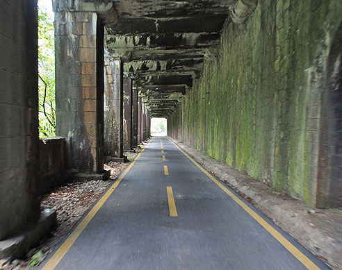 Oberhalb des Friedhofes