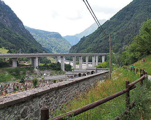Oberhalb des Friedhofes