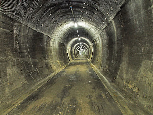 Durch einen Tunnel