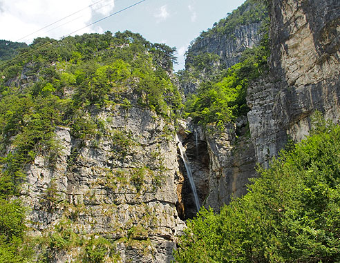 Felswand mit Wasserfall