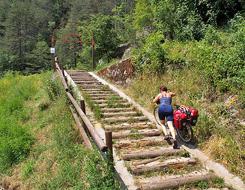 Oberhalb des Friedhofes